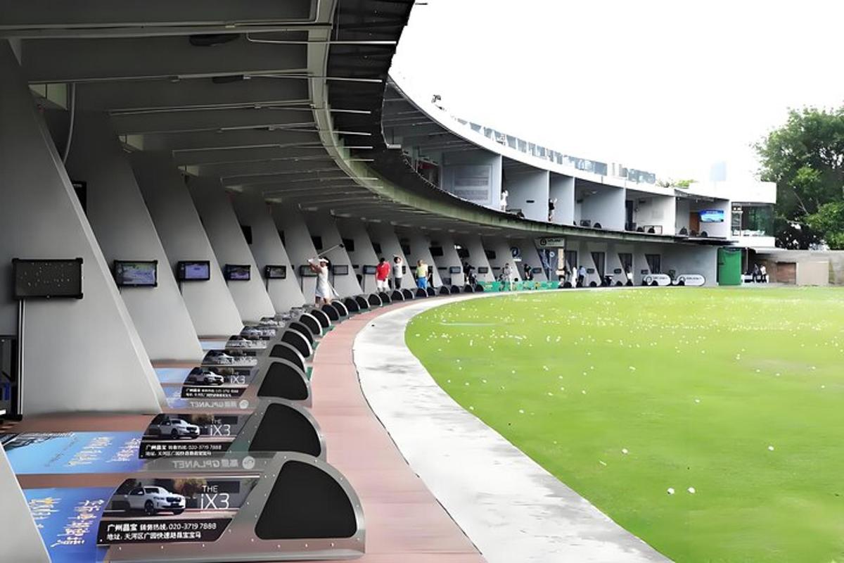 una vista d'un estadi de beisbol amb un camp verd