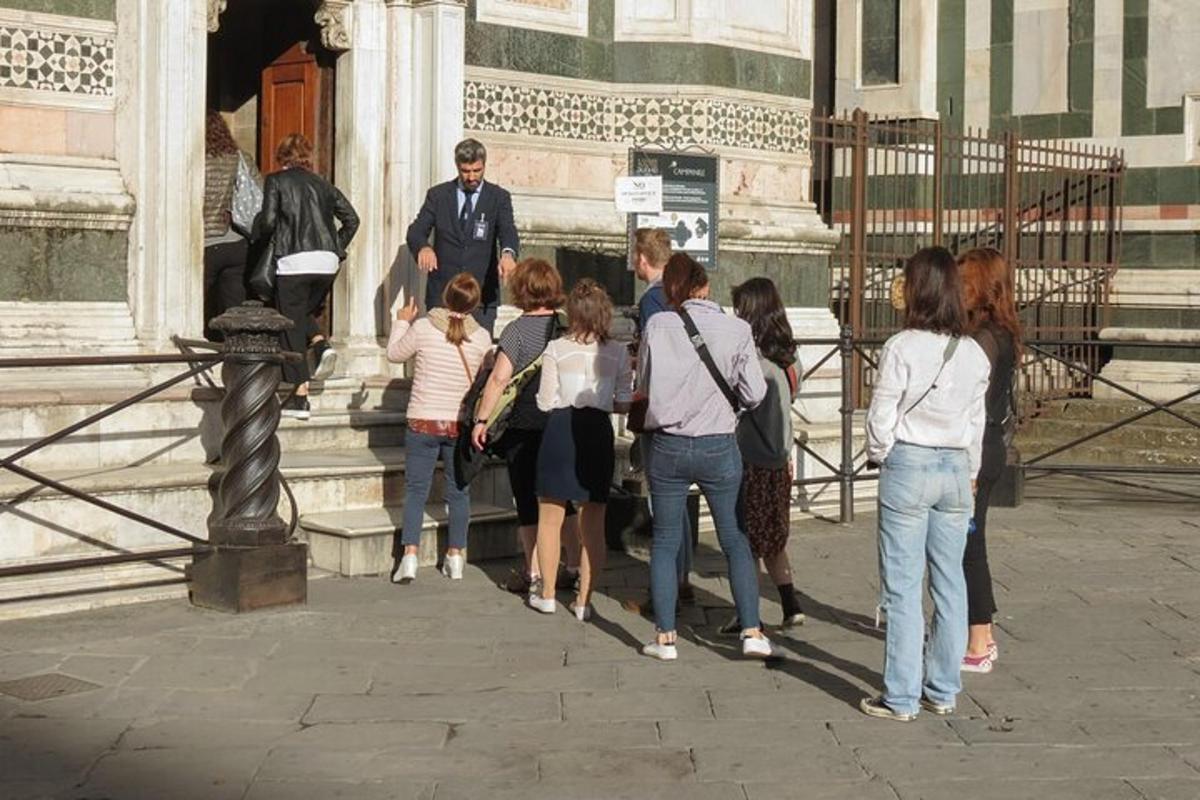 μια ομάδα ανθρώπων που στέκονται έξω από ένα κτίριο