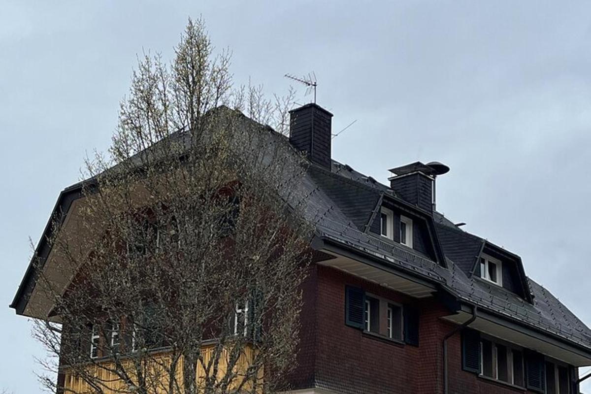 velký červený cihlový dům se střechou