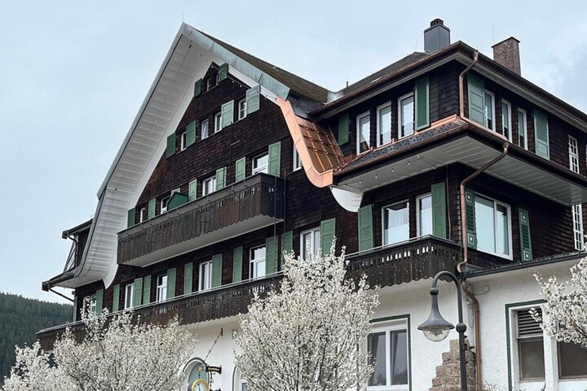 velká budova s mansardovou verandou