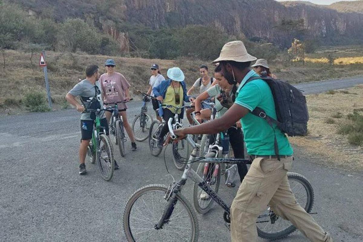 un grup de persones anant en bicicleta per una carretera
