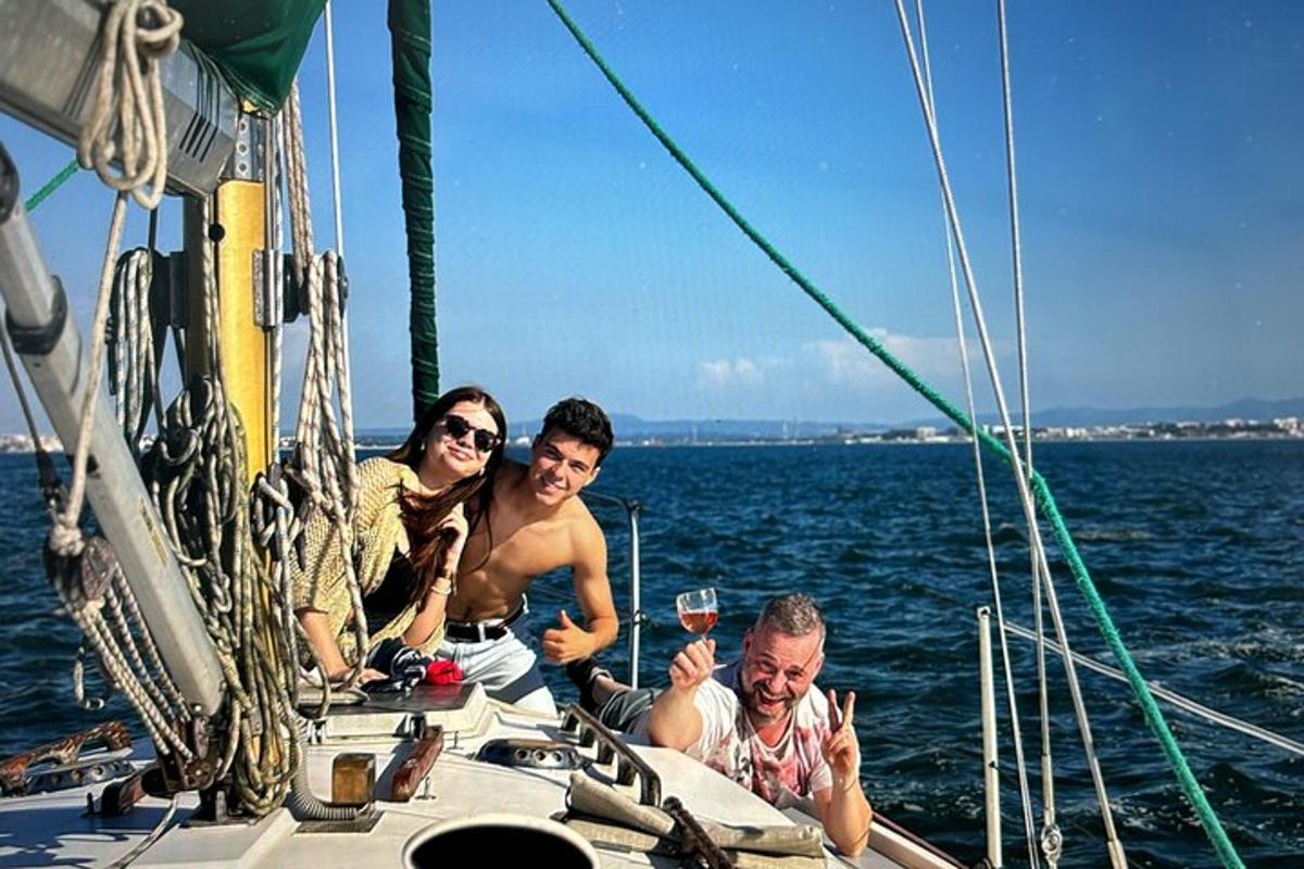 un grup de oameni pe o barcă cu un pahar de vin