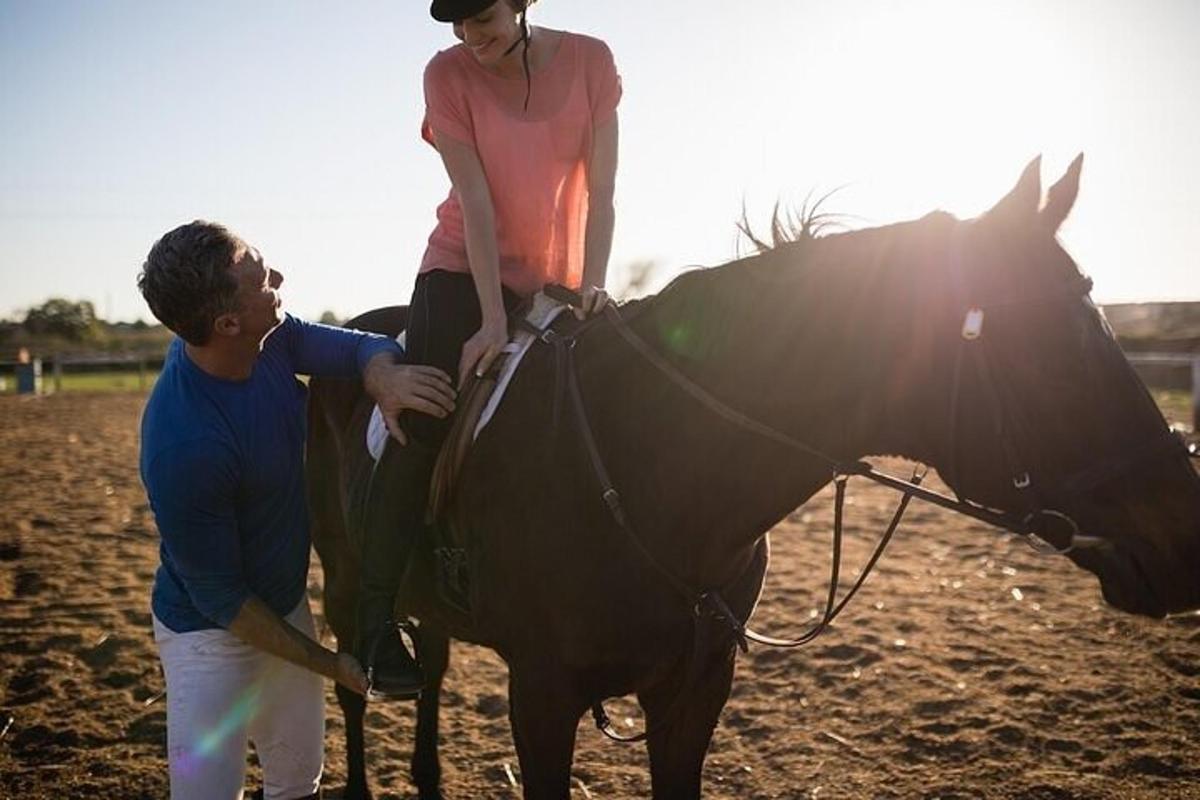een man en een vrouw staand op een paard