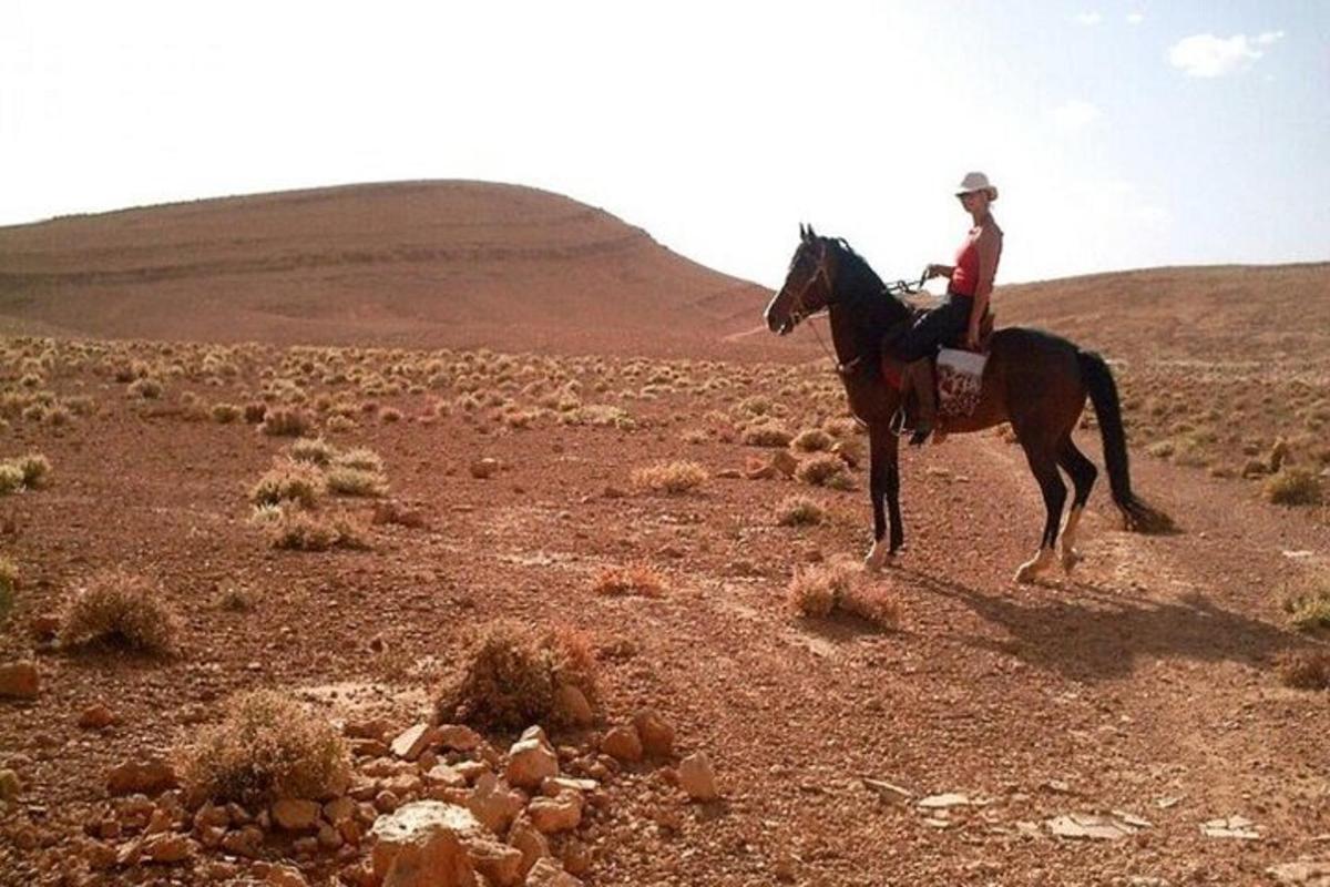 un hombre montado a caballo en el desierto