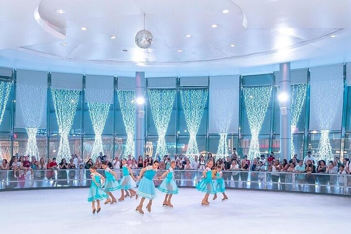 un grup de fete în rochii albastre dansând în fața unei mulțimi