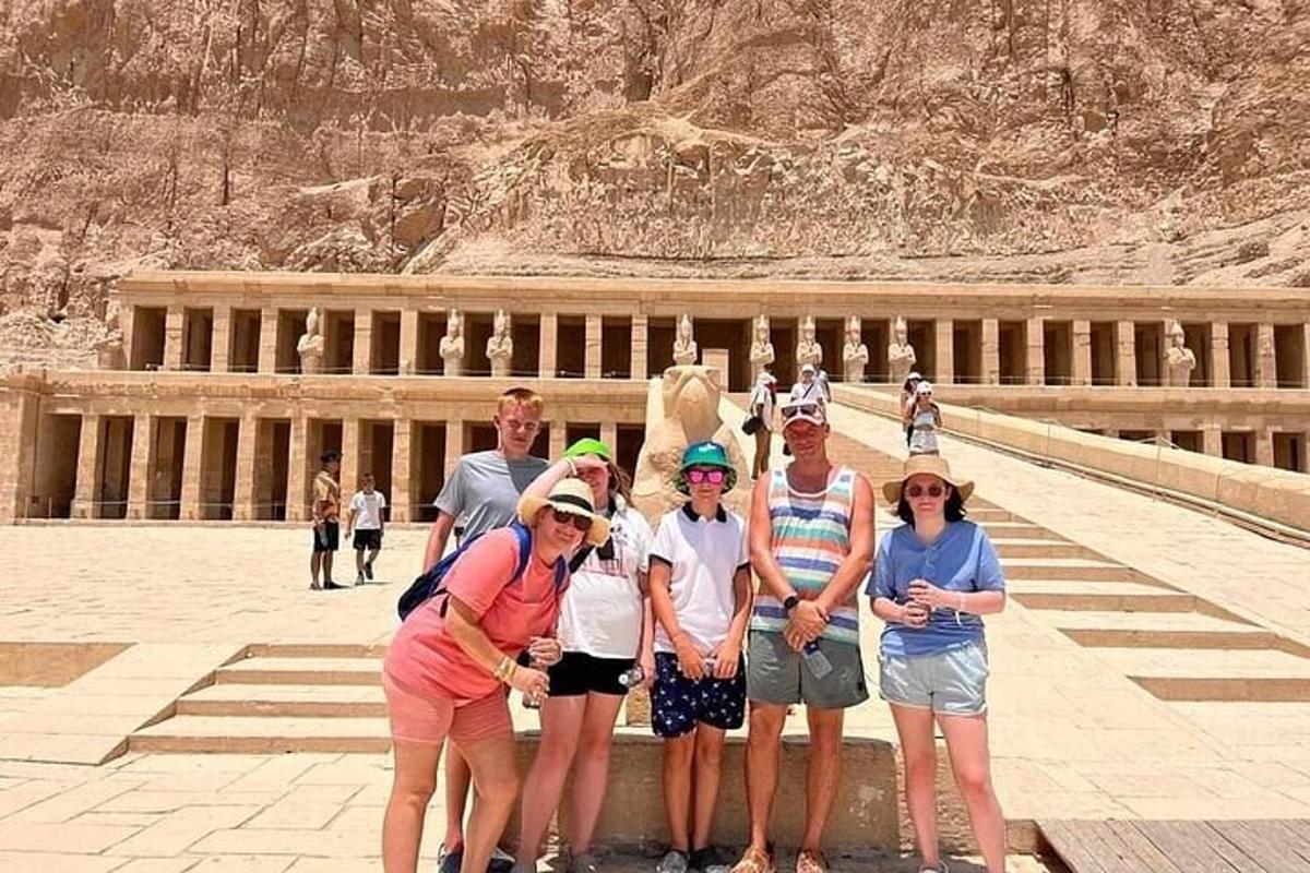 група људи позира за фотографију испред зграде