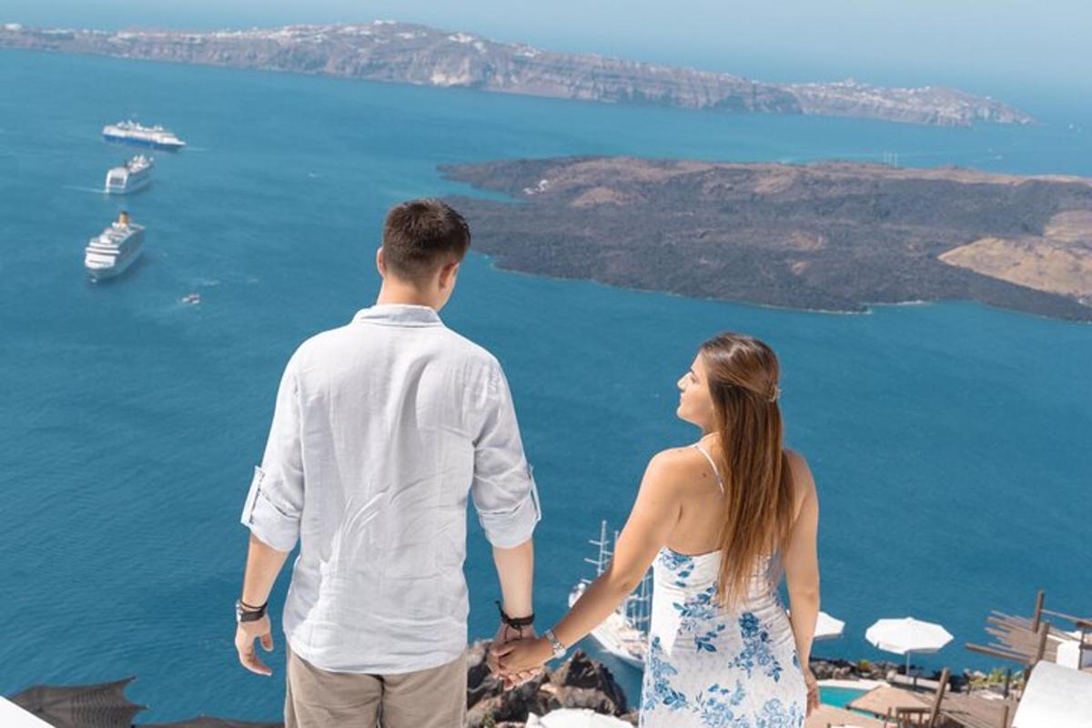 Ένας άντρας και μια γυναίκα στέκονται στην κορυφή ενός λόφου με θέα το νερό