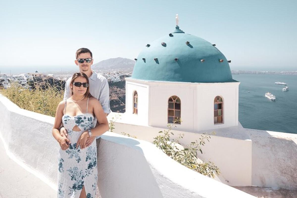 Ένας άντρας και μια γυναίκα στέκονται σε έναν τοίχο δίπλα σε μια εκκλησία