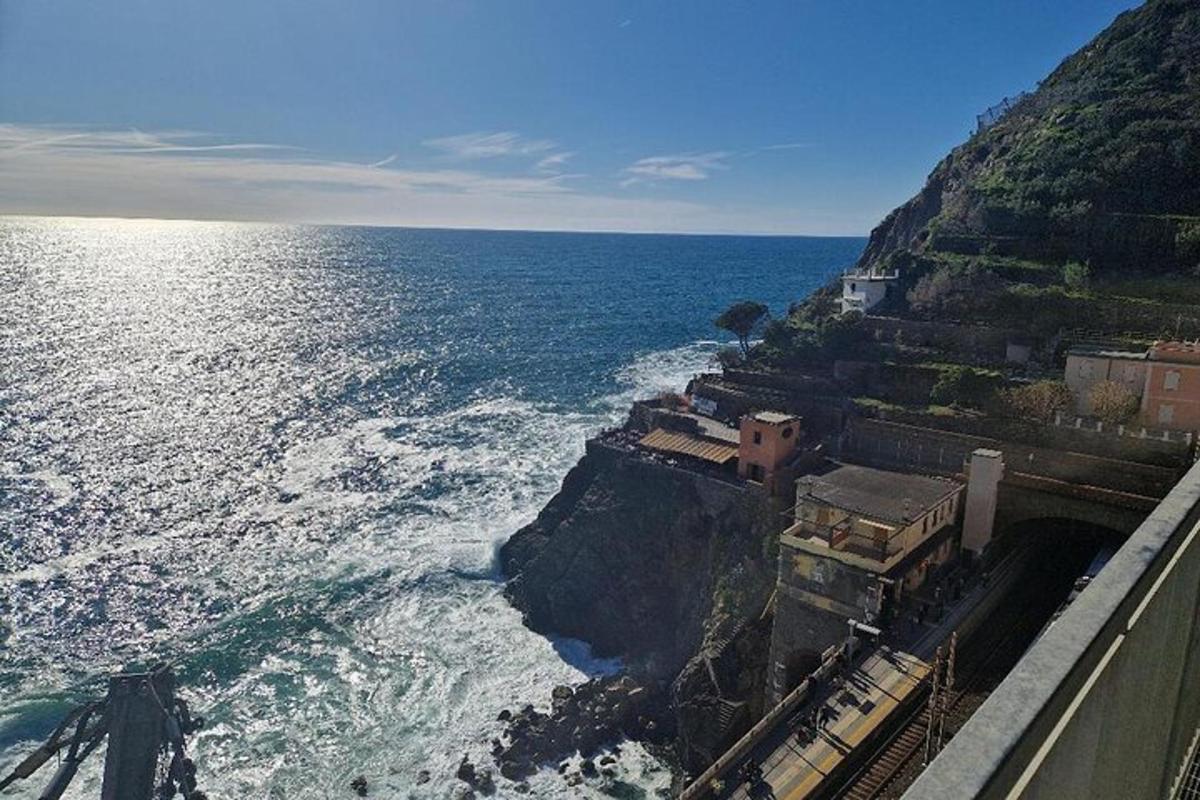 una vista aerea dell'oceano e di una scogliera