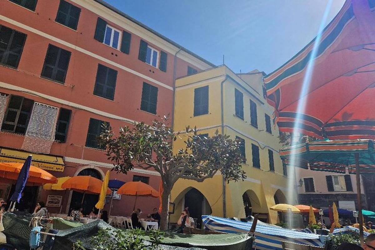 un gruppo di edifici con tavoli e ombrelloni