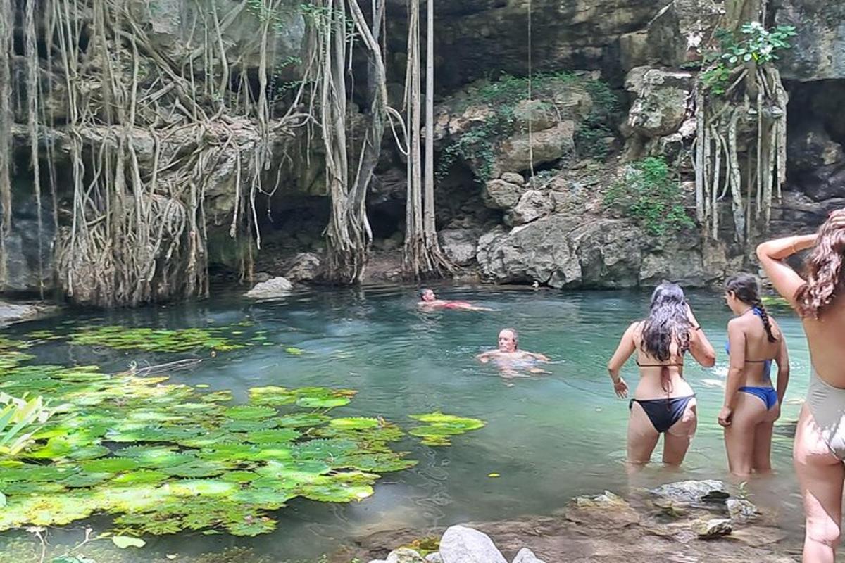 Un grupo de mujeres de pie en un charco de agua