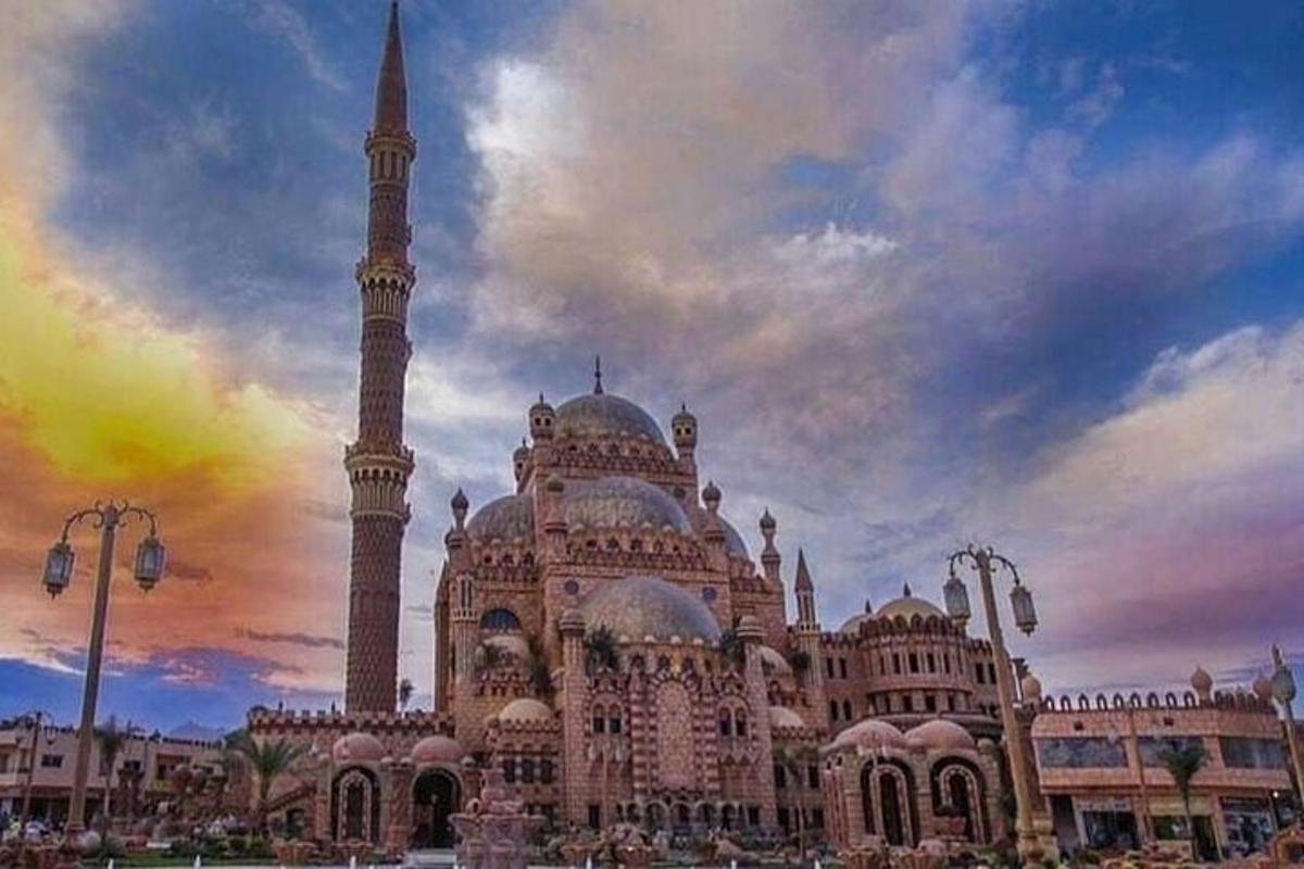 bangunan besar dengan masjid besar dengan menara