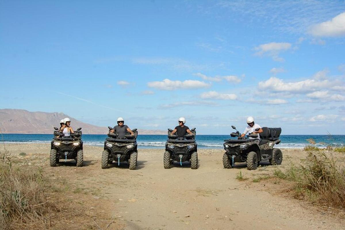 skupina ljudi, ki se vozijo s štirikolesniki na plaži