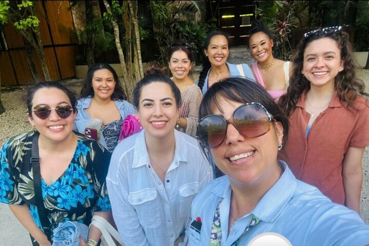 un gruppo di donne posa per una foto