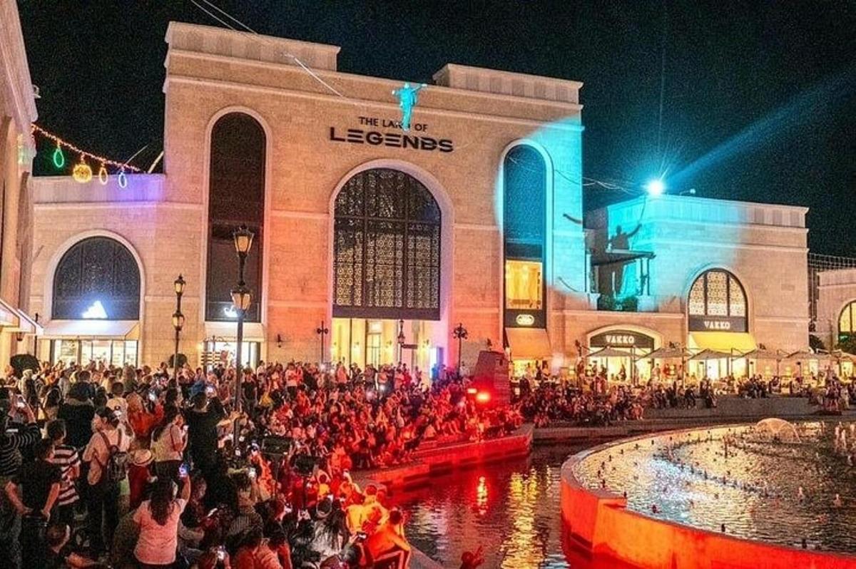 una gran multitud de gent davant d'un edifici