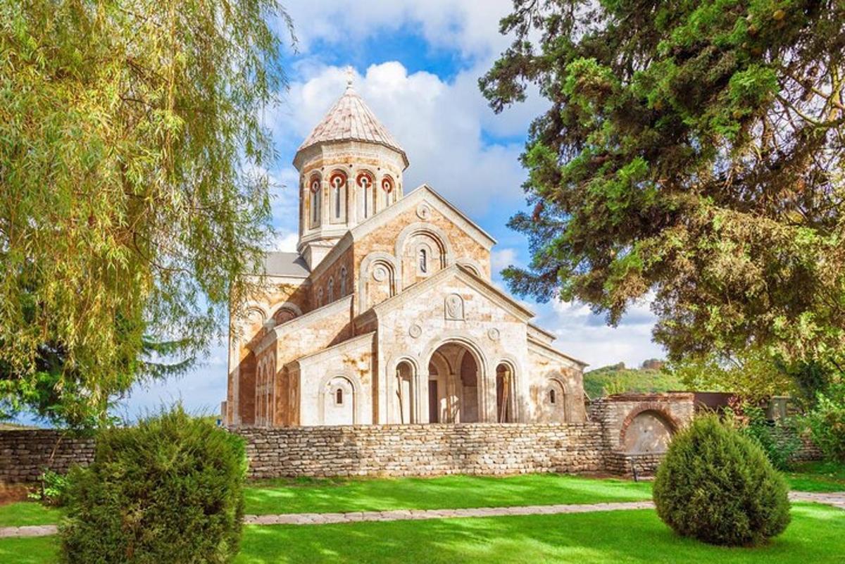 stara cerkev s zvonikom na zelenem travniku