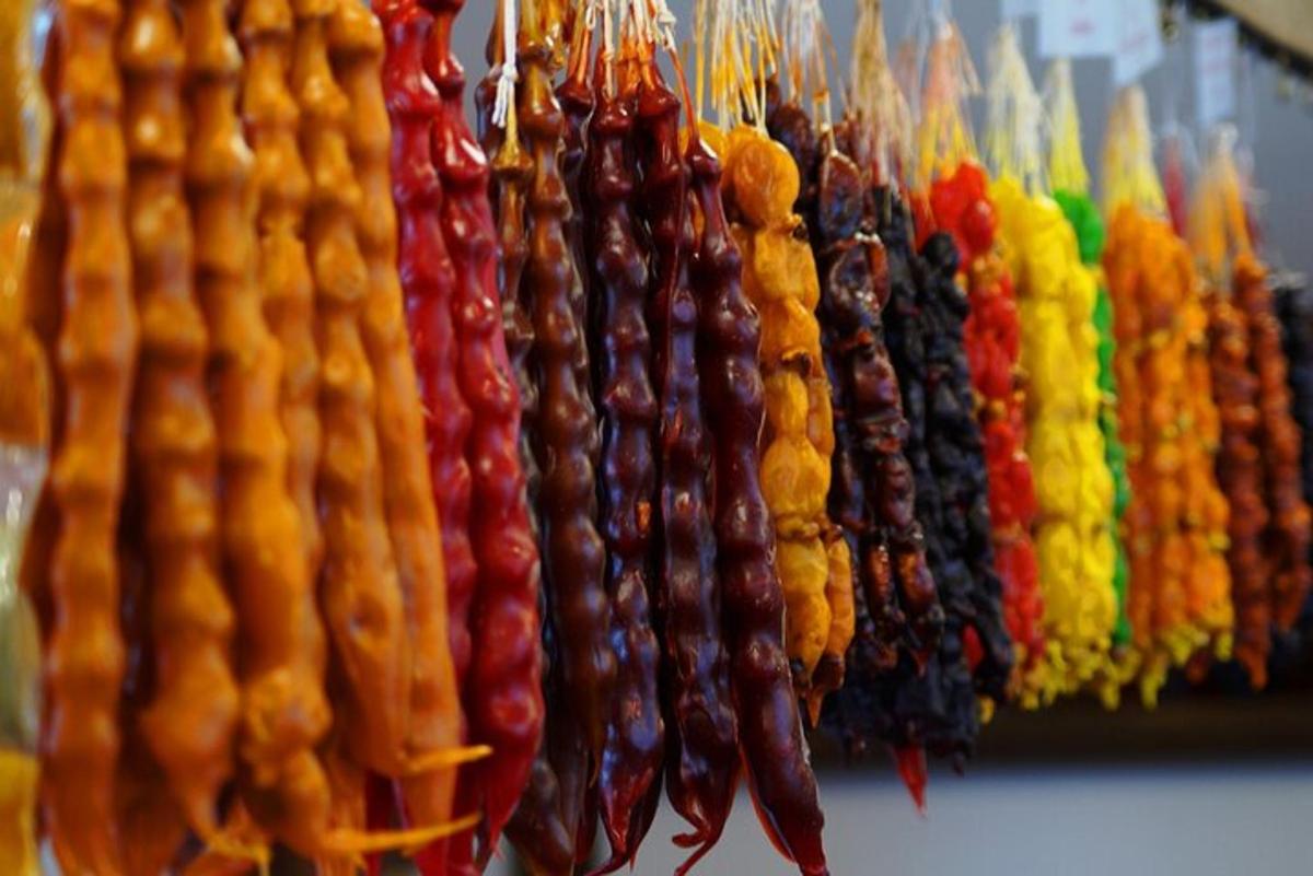 Una exhibición de mazorcas de maíz de diferentes colores
