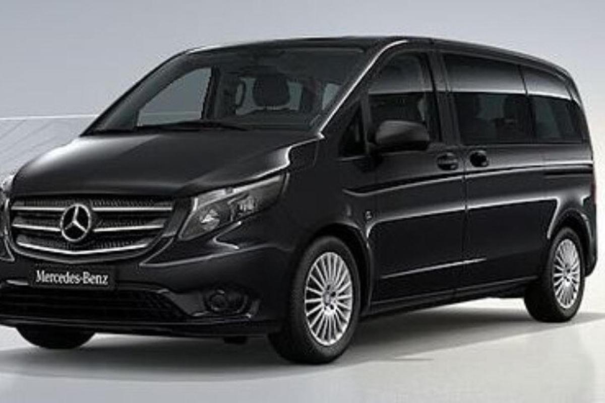 Černý minivan Mercedes Benz zaparkovaný v místnosti
