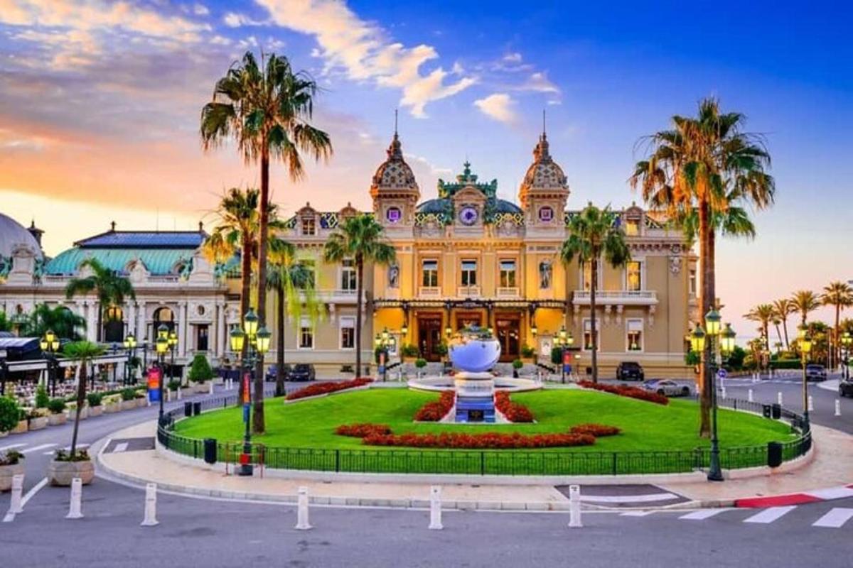 Un gran edificio con una fuente delante.