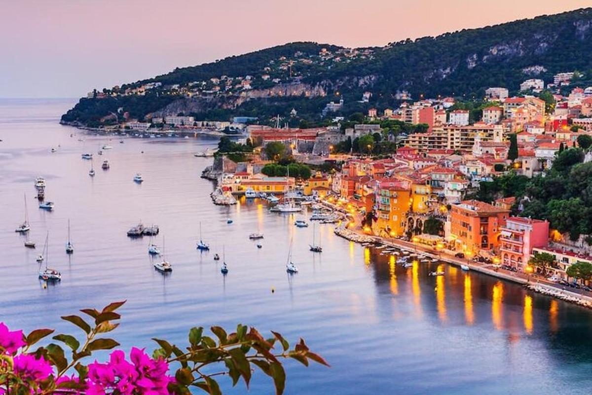 una vista di una città con barche in acqua
