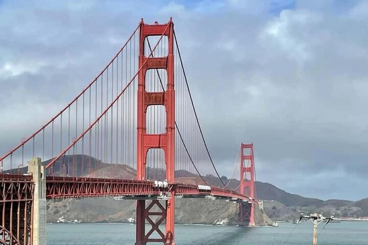 un Golden Gate Bridge con una barca in acqua