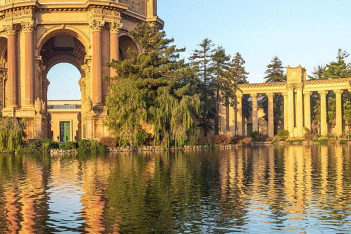 un grande edificio con uno stagno di fronte