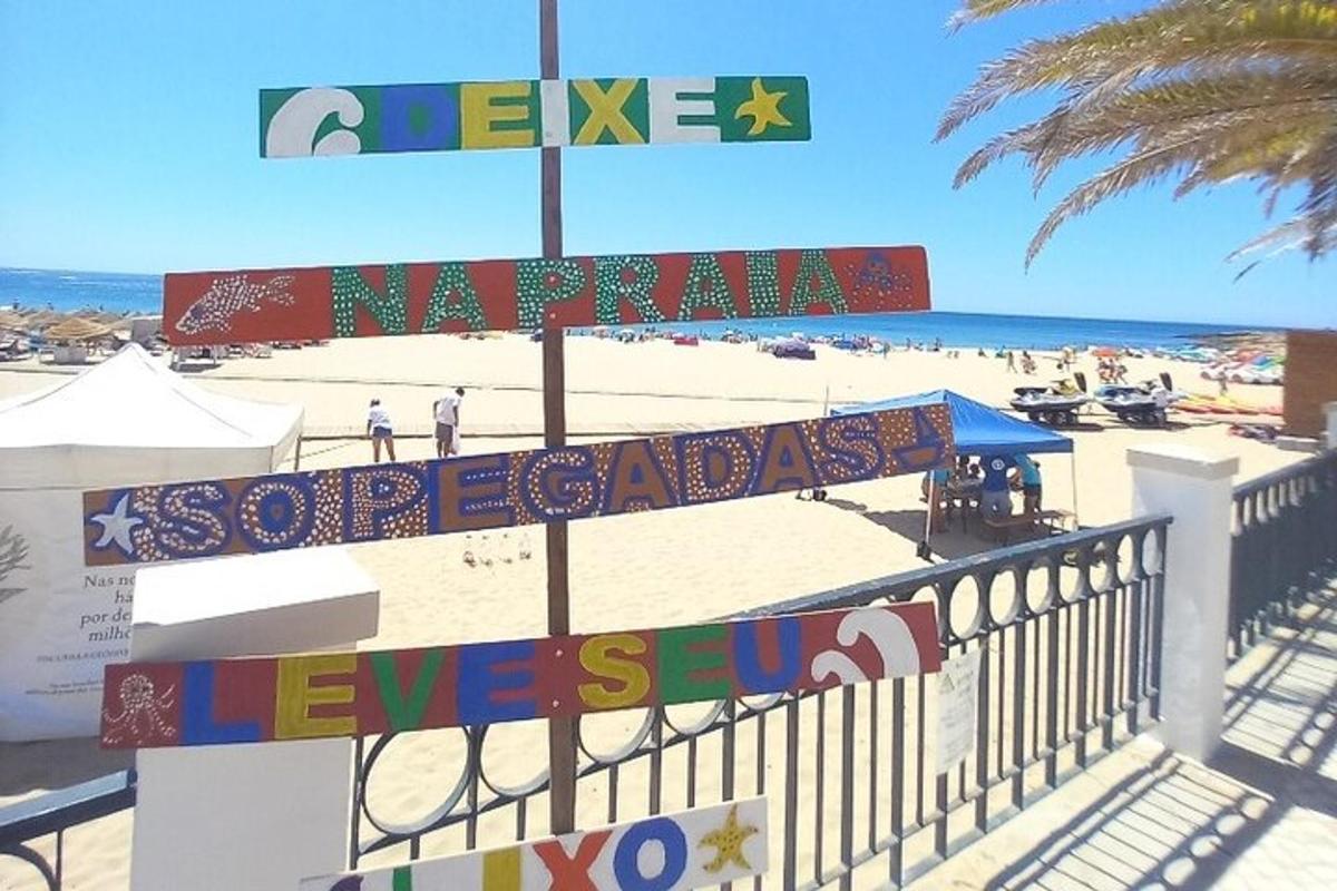 ulični znak na plaži s plažo