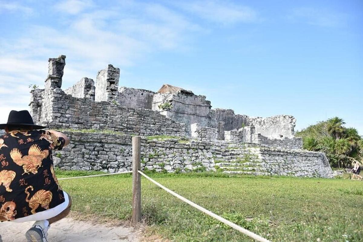 una persona seduta su una panchina davanti a un castello