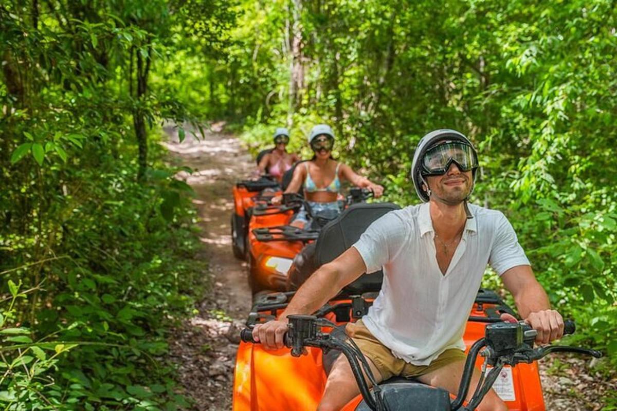un gruppo di persone che percorrono un sentiero su quad