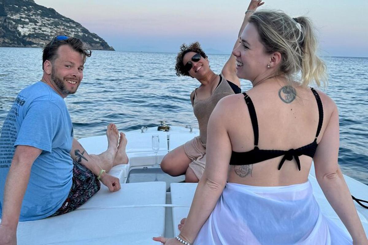een groep mensen die op een boot in het water zitten