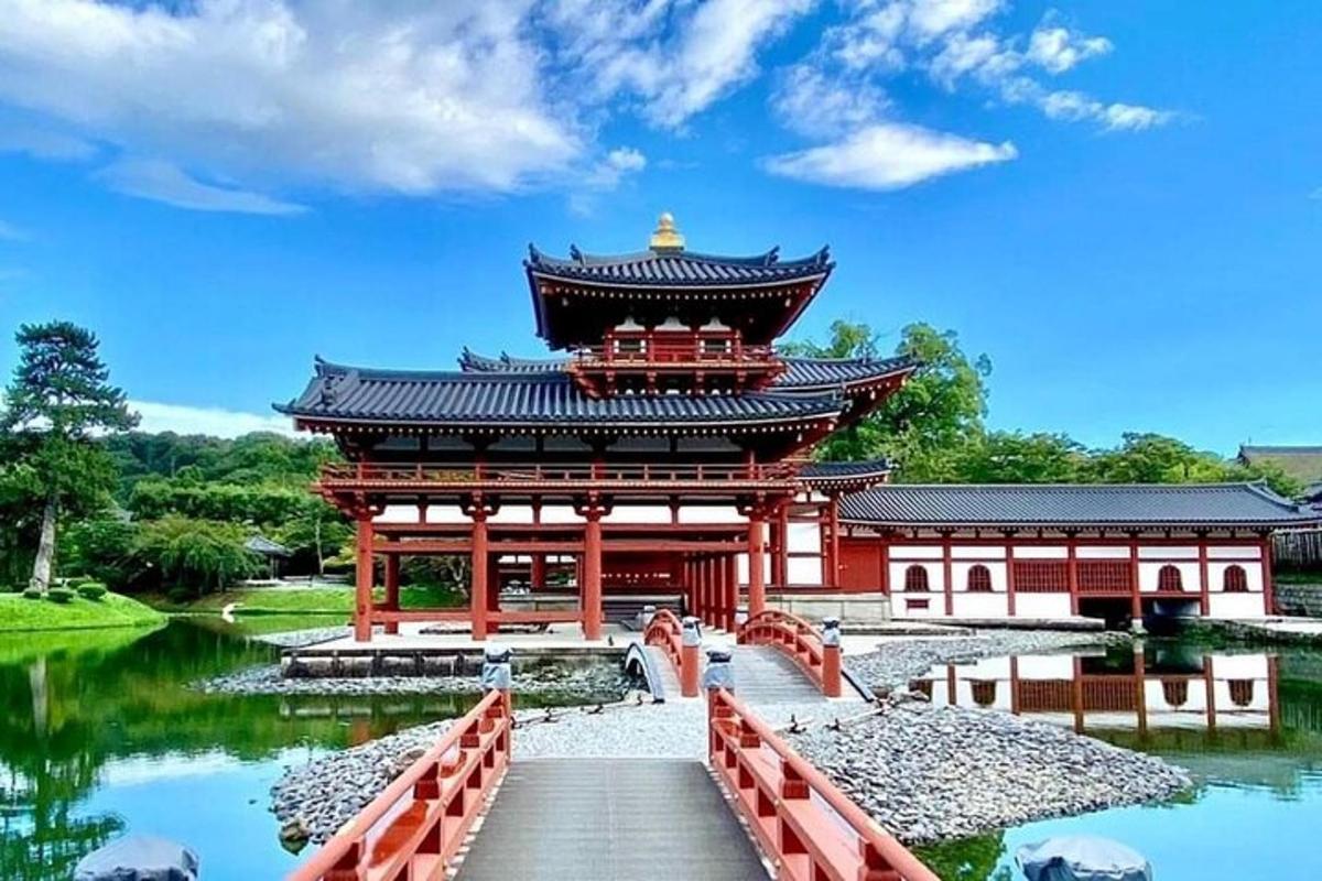 un grande edificio con un ponte di fronte a un lago