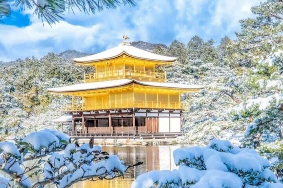 un tempio nella neve con alberi coperti di neve