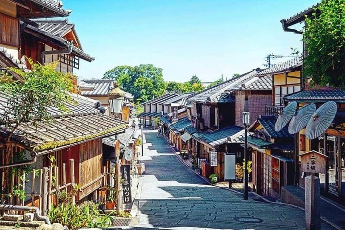 una strada in una città asiatica con molti edifici