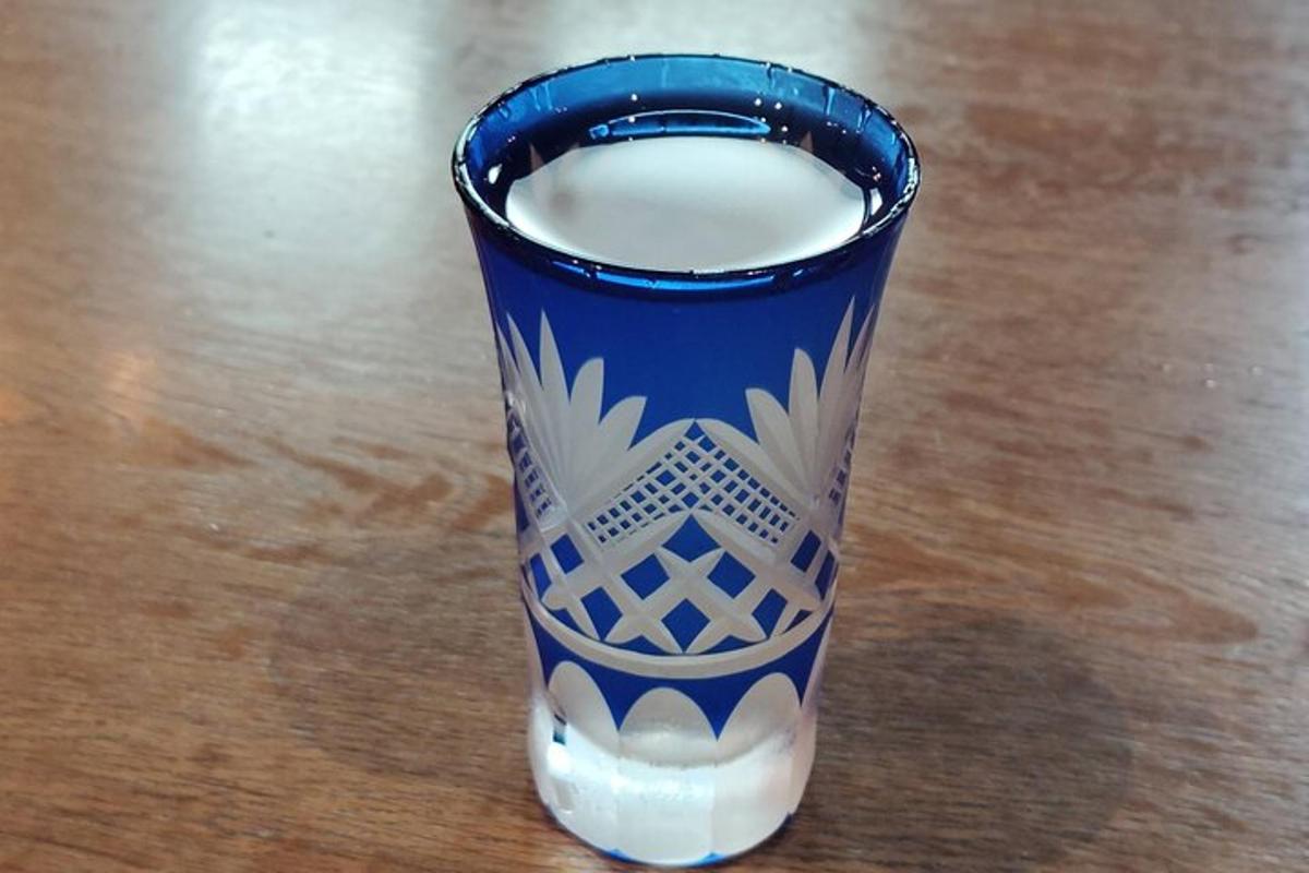 modrobílá váza stojící na stole
