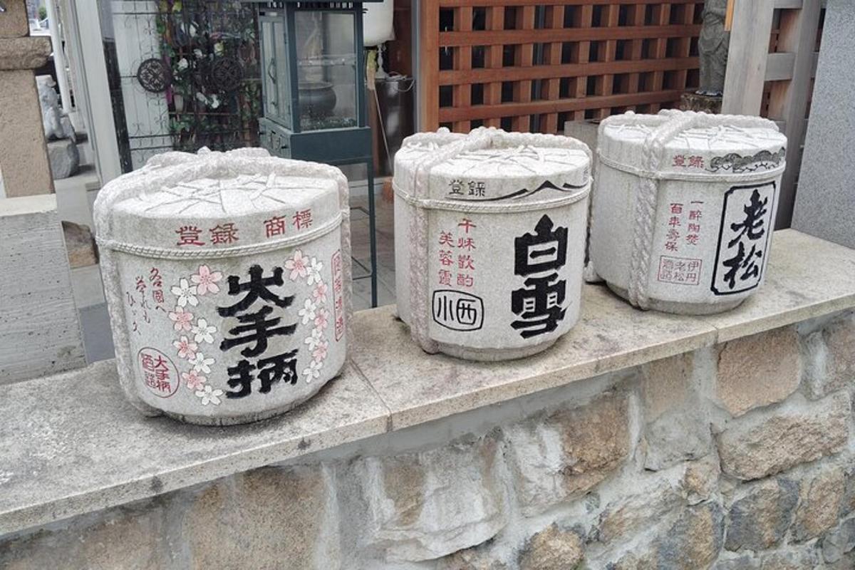 Tres botes de basura sobre una repisa de piedra