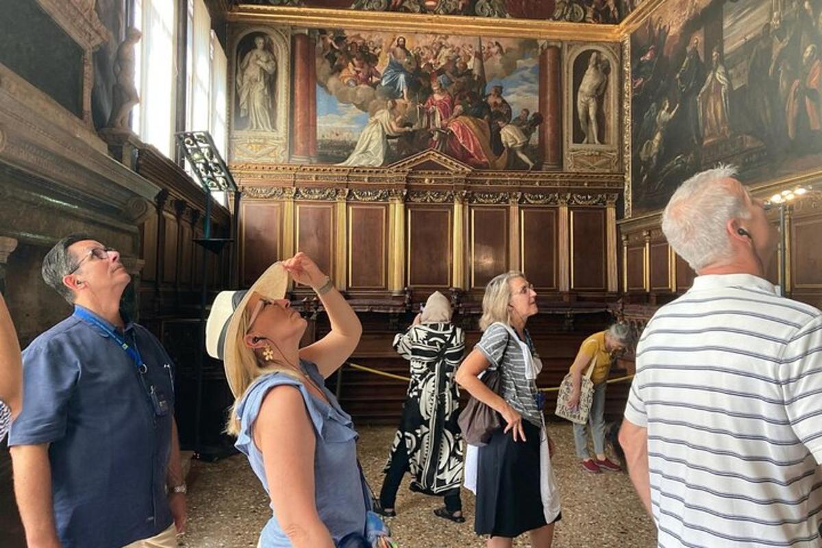 Un grupo de personas mirando una pintura en un museo.
