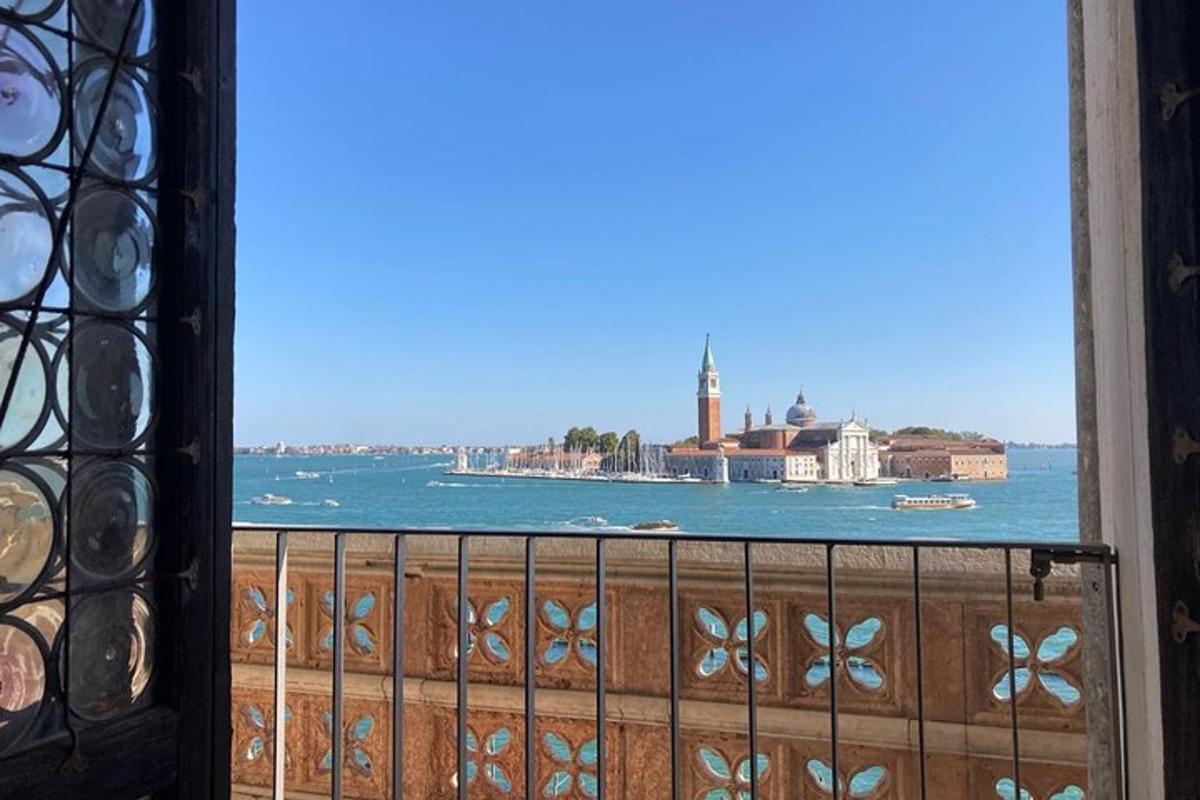 Una vista del agua desde una ventana