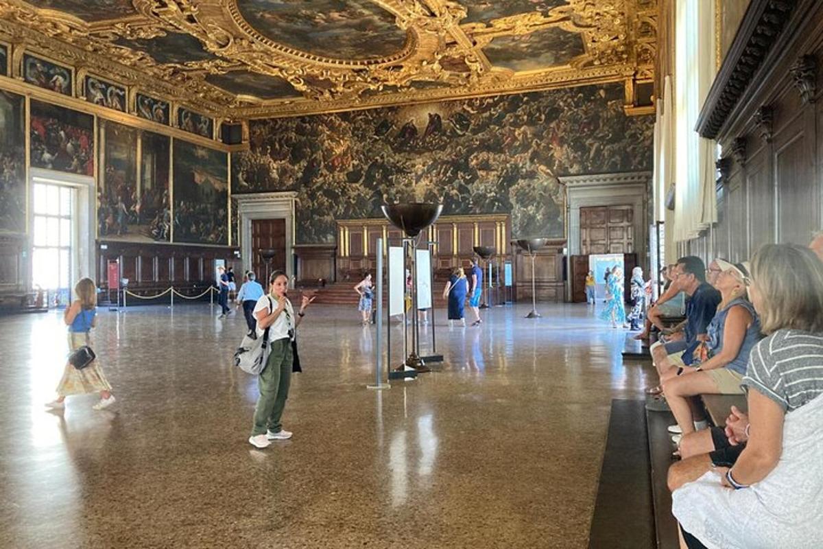 Un grupo de personas de pie en una habitación con un museo.