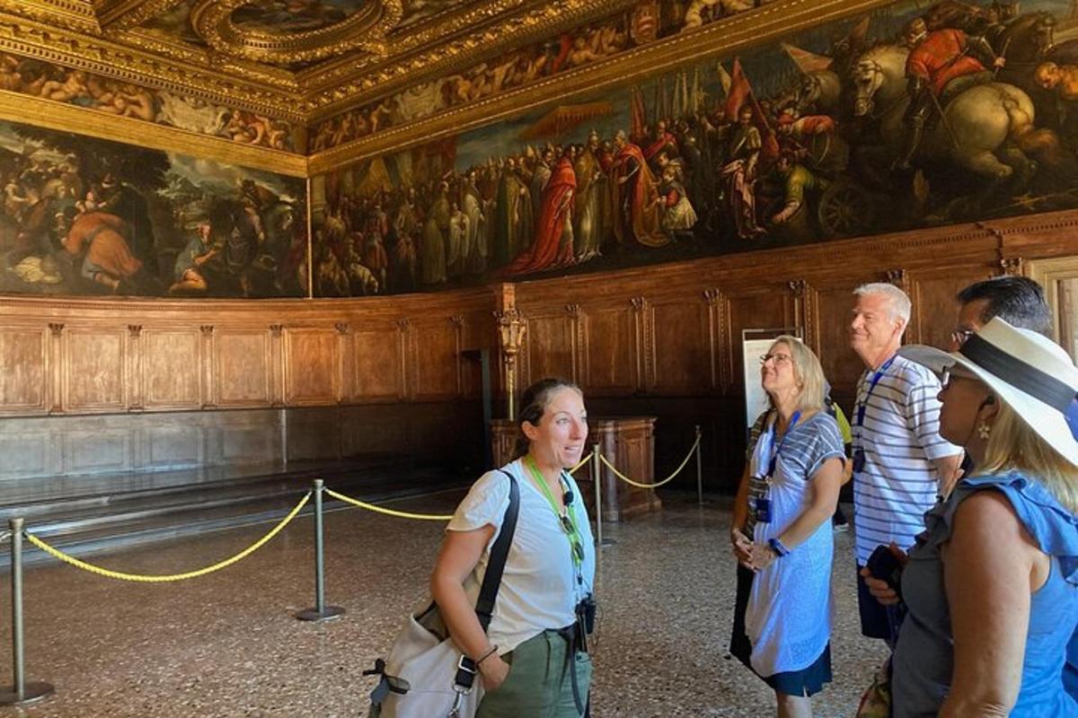 Un grupo de personas de pie en una habitación con una pintura.