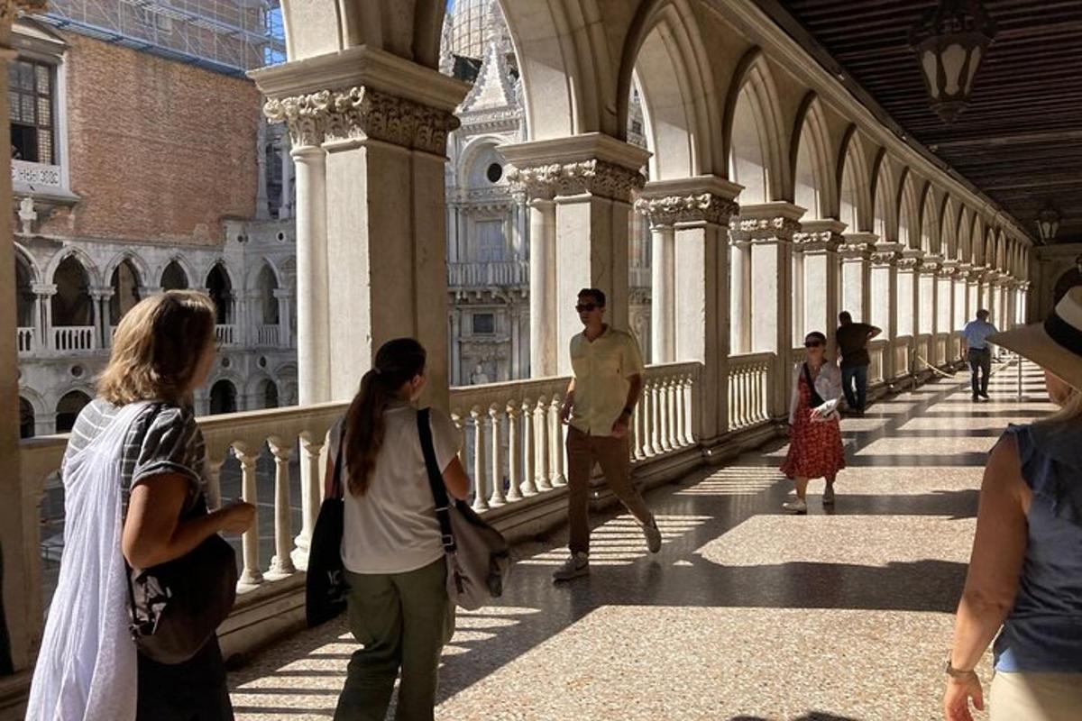 Un grupo de personas caminando por un puente en un edificio.