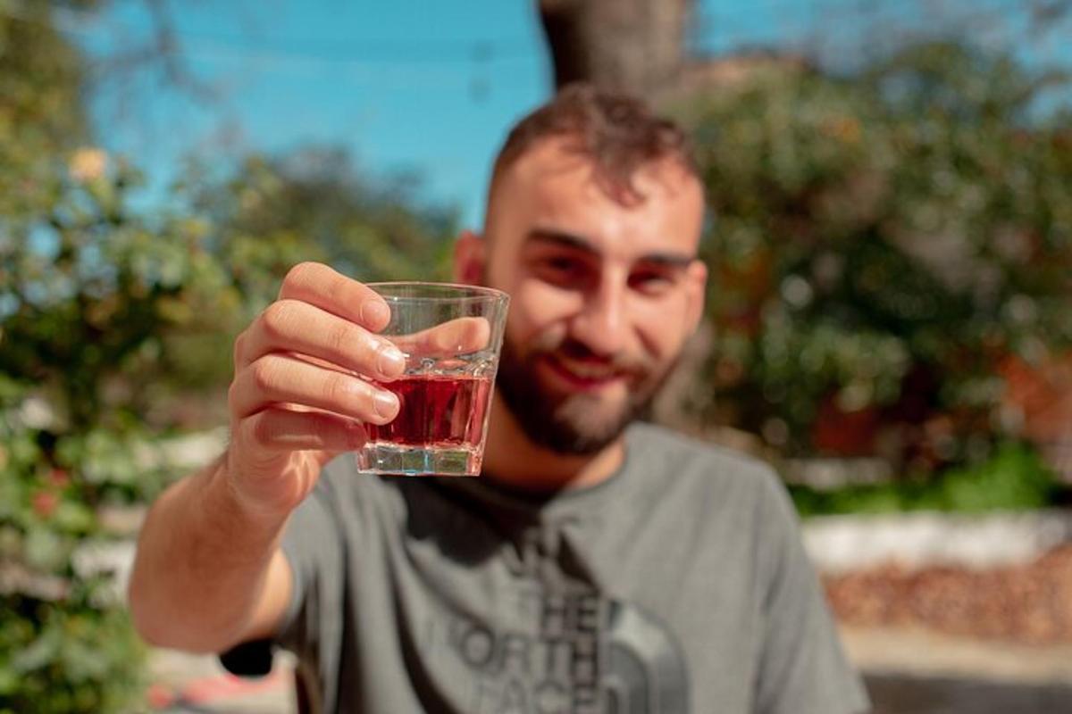 muž držící sklenici vody