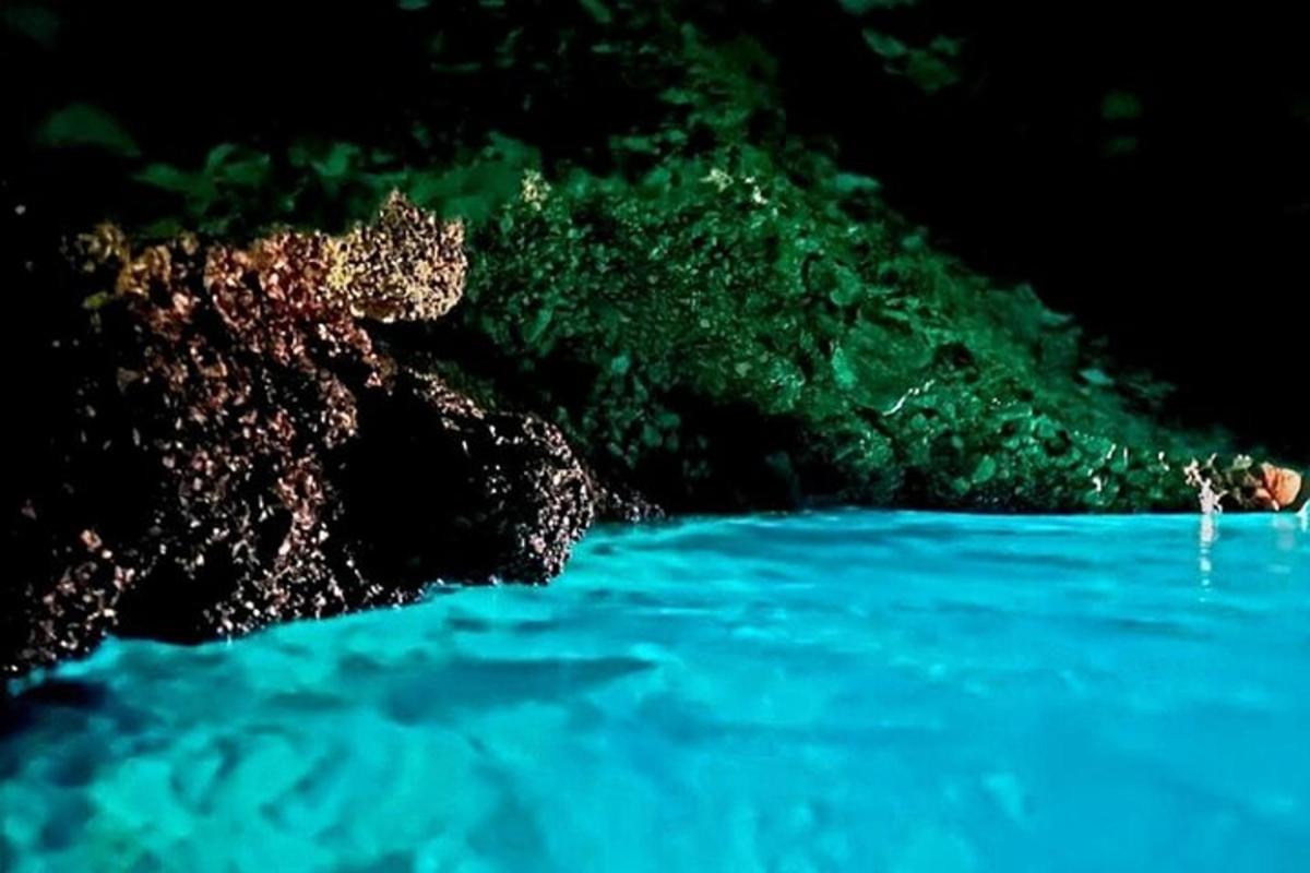 una vista dell'acqua blu in una grotta