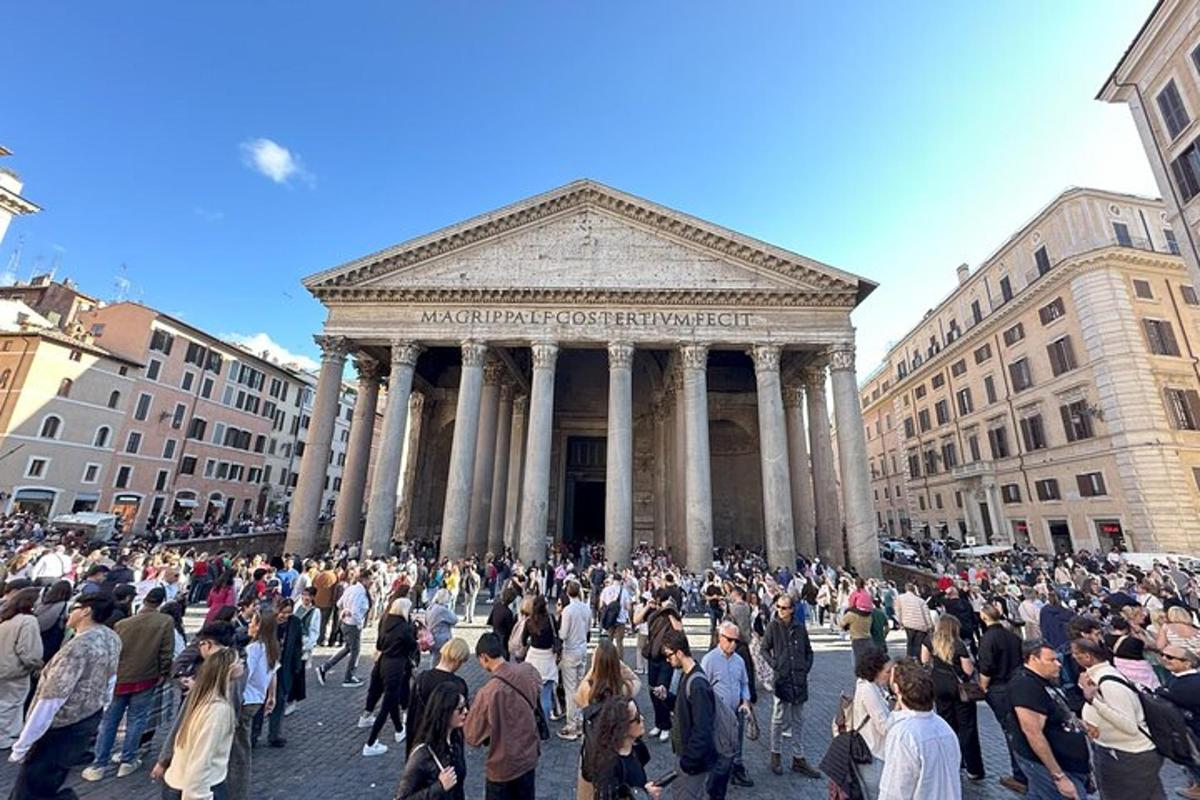 una gran multitud de persones dempeus davant d'un edifici