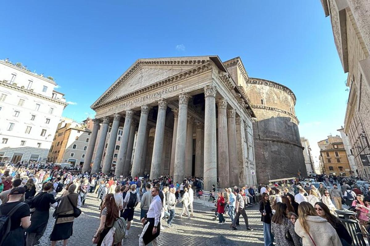 una multitud de persones dempeus davant d'un edifici