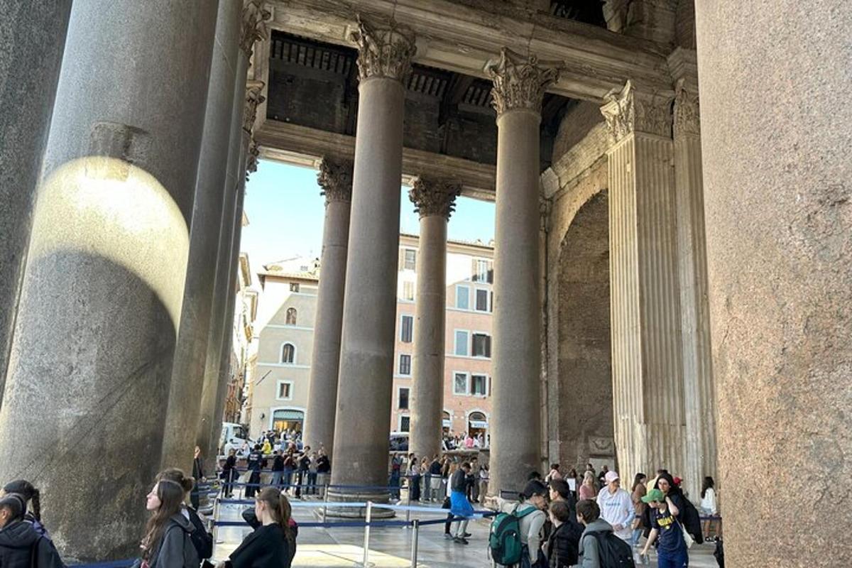 un grup de persones que passegen per un gran edifici