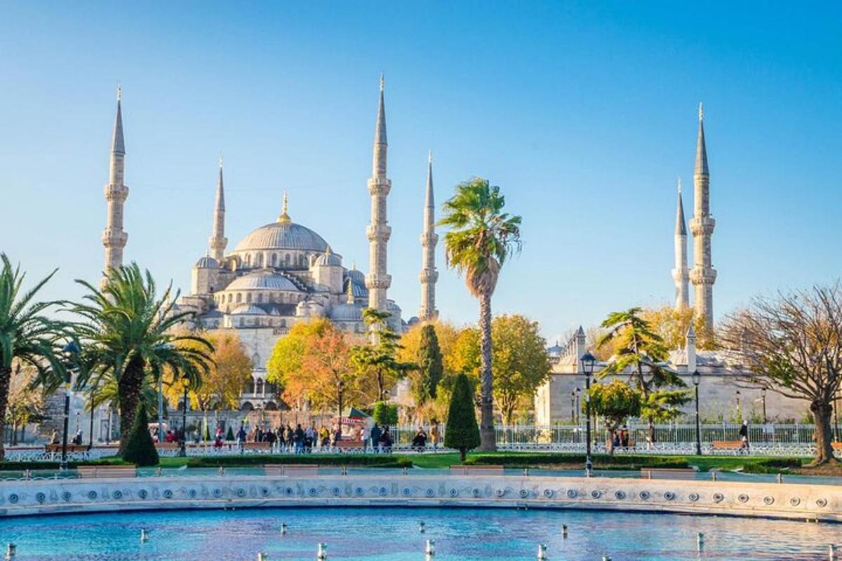 Pohled na mešitu Theultan Ahmet v Istanbulu se stromy a vodou