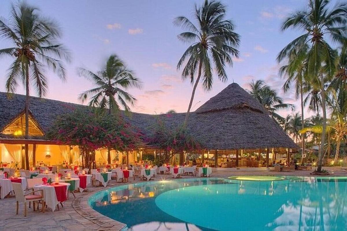 un complex turístic amb piscina i restaurant