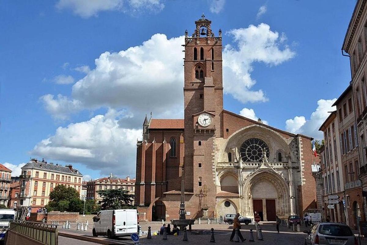 una iglesia con una torre de reloj en una ciudad