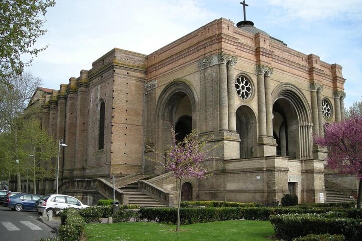 Una iglesia con coches aparcados delante de ella