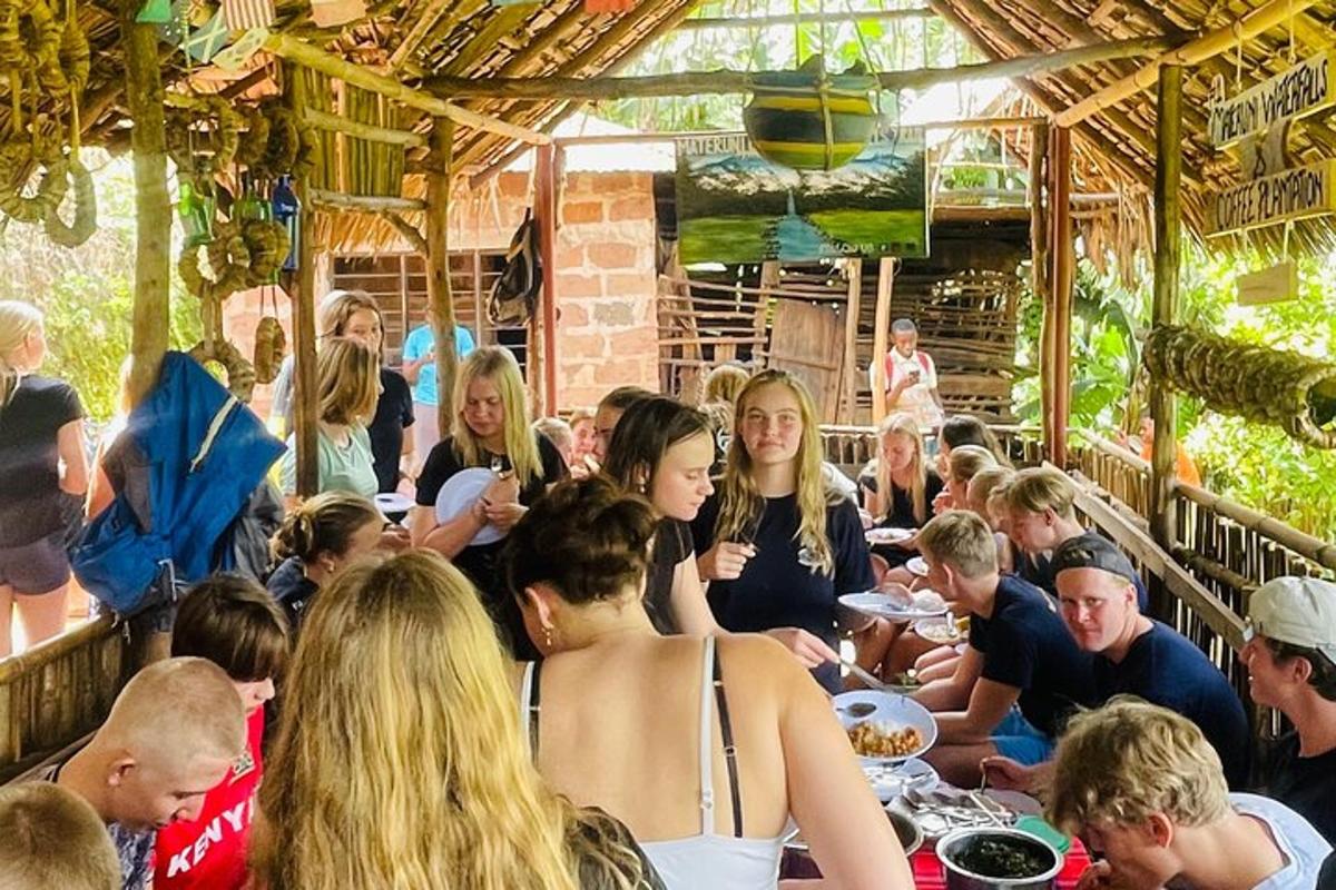 sekumpulan orang yang duduk di meja di sebuah restoran
